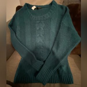 Woman’s Forrest green Sweater (Banana Republic) never worn size Medium.